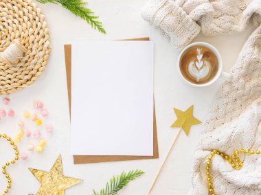 El yapımı noel kartı, doğal dekoru ve altın rengi. Hedefler, kontrol listesi, planlar, yeni yıl için yapılacaklar listesi. Üst Manzara. Düz yatıyordu