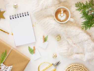 Noel hediyelerini el işi kağıdıyla sarmak için sıfır israf. Düz yerde Xmas dizüstü bilgisayar modeli, düz yatıyordu. Kış afişi arkaplanı