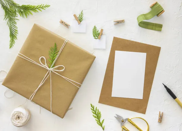 Handgemachte Weihnachtsgeschenke mit Bastelpapier verpacken. Draufsicht Weihnachtskarten-Attrappe, flach gelegt. Winter Banner Hintergrund — Stockfoto