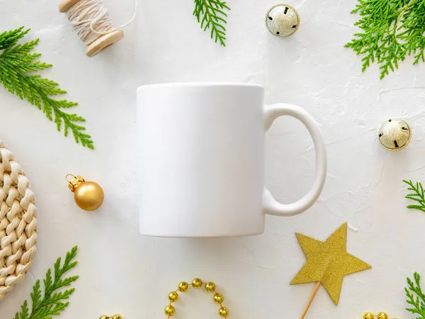 Taza de café blanco invierno Mockup. Copa de Navidad wecorated con rama de abeto, juguetes de Navidad y conos de pino, concepto de taza de cerámica de Navidad Imágenes de stock libres de derechos