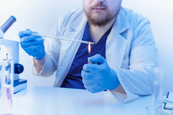 Medicinska forskare gör uttrycka desinfektion med brand aseptisk bränd av pipett innan analysera viruset i ett kemiskt laboratorium. Vetenskapliga forskningsbegrepp — Stockfoto