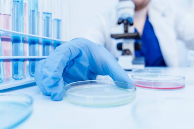 Salgın sırasında sağlık sigortası. Üniformalı ve eldivenli tıp doktorunu kapat virüs ve aşı antiretroviral Coronavirus covid 19 test tüpleriyle laboratuarda çalışıyor.