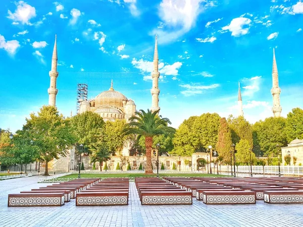 Koncept cestování do Turecka. Letní náměstí před modrou mešitou sultána Ahmeda v Istanbulu — Stock fotografie