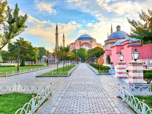 Viaje al concepto de Turquía. Plaza de verano frente a la mezquita azul del sultán Ahmed en Estambul — Foto de Stock