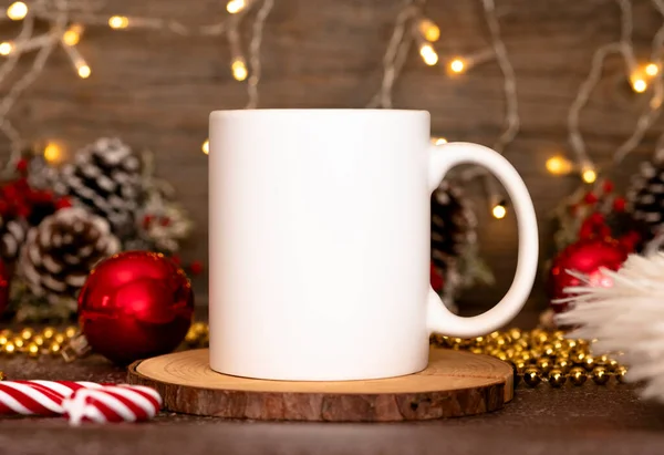 Taza de café maqueta con decoraciones rojas de Navidad. 11oz Taza blanca marca burla. Impresión de Navidad Imagen de archivo