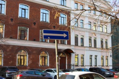 Ofis sokağında trafik tabelası