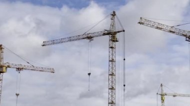 İnşaat alanında sarı kule vinci