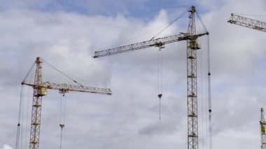 İnşaat alanında sarı kule vinci