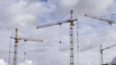 İnşaat alanında sarı kule vinci
