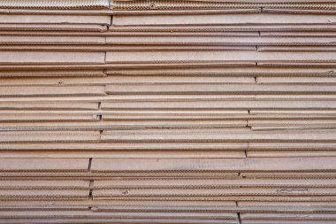 Kutuların altındaki kahverengi karton çarşafların yakın plan fotoğrafı..