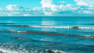 Panoramik manzara güneşli fotoğraf güzel ve şaşırtıcı mavi deniz ve bulutlu mavi gökyüzü.