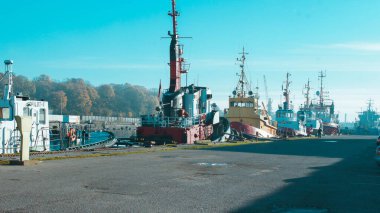 Güneşli havalarda limanda bulunan gemilerin fotoğrafları..