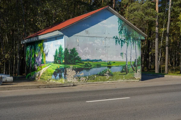 Ormanda içinde doğa resmi olan duvarlı bir ev fotoğrafı..