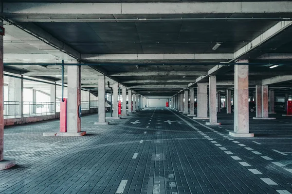 Arabalar için otoparkın fotoğrafı..