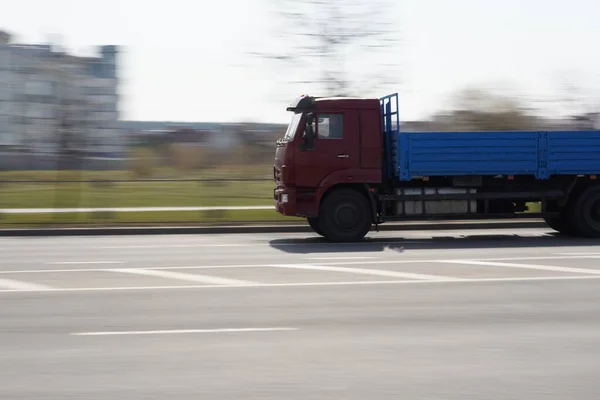 Foto Eines Lastwagens Der Auf Der Straße Der Stadt Fährt — Stockfoto