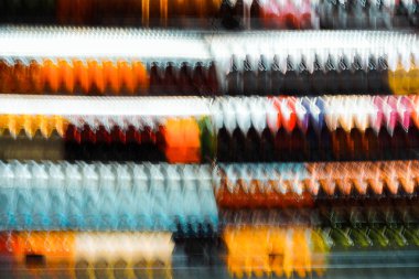 Marketteki tezgahın üzerindeki içkilerin bulanık fotoğrafı..