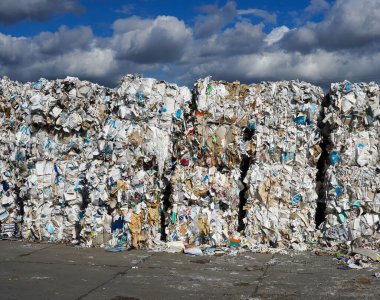 Büyük miktarda atık kağıdın fotoğrafı..