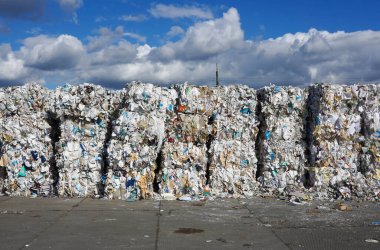 Büyük miktarda atık kağıdın fotoğrafı..