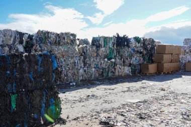 Büyük miktarda atık kağıt ve kutunun fotoğrafı..