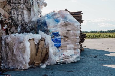 Büyük miktarda atık kağıdın fotoğrafı..