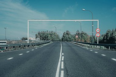 Şehirdeki yeşil ağaçların yanındaki yolun fotoğrafı..