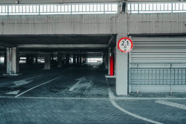 Otoparkın girişinin fotoğrafı..