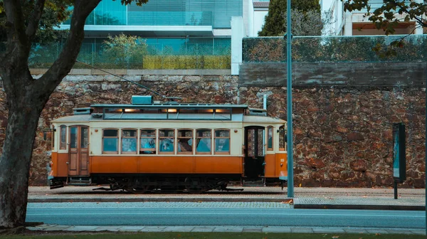 Foto Gul Och Orange Spårvagn Staden Nära Stenmuren — Stockfoto