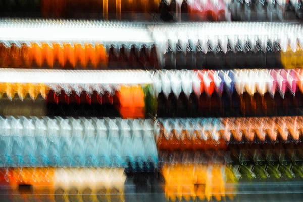 Marketteki tezgahın üzerindeki içkilerin bulanık fotoğrafı..