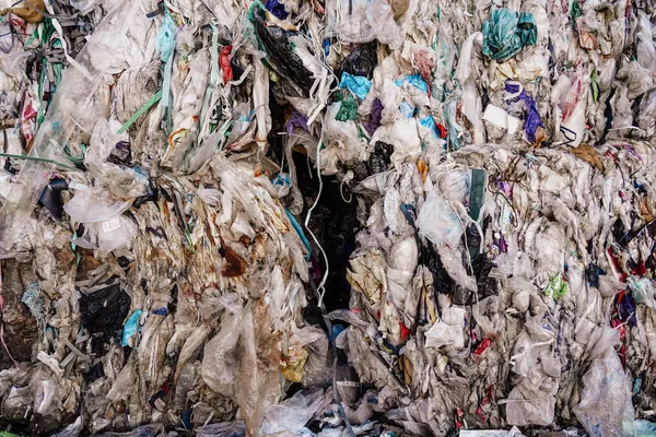 Büyük miktarda atık kağıt, karton, araba ve plastiğin yakın plan fotoğrafı..