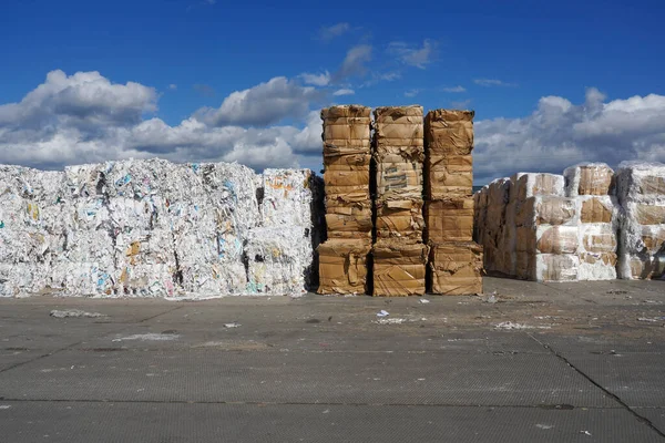 Büyük miktarda atık kağıdın fotoğrafı..