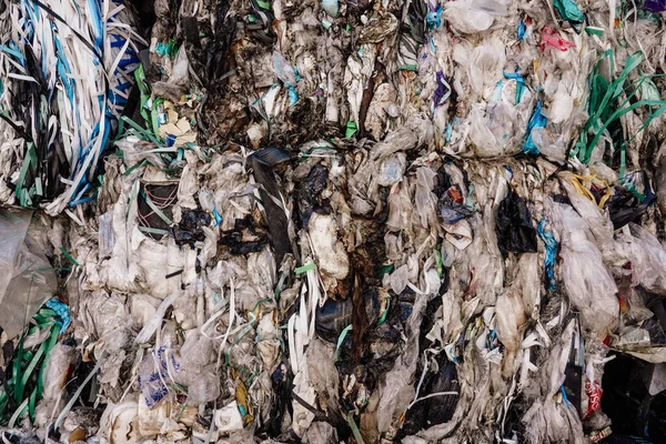 Büyük miktarda atık kağıt, karton ve plastiğin yakın plan fotoğrafı.