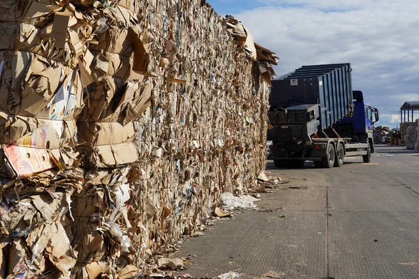 Büyük miktarda atık kağıdın fotoğrafı..