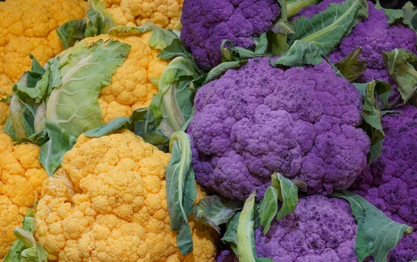 Dükkanda sarı ve mor karnabahar fotoğrafı var..