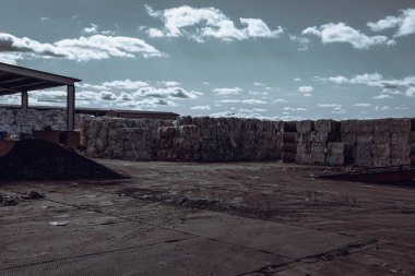 Çöplükteki büyük miktarda çöp ve çöpün fotoğrafı..