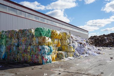 Çöplükteki büyük miktarda renkli çöp ve çöpün fotoğrafı..