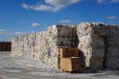 Çöplükteki büyük miktarda çöp ve çöpün fotoğrafı..