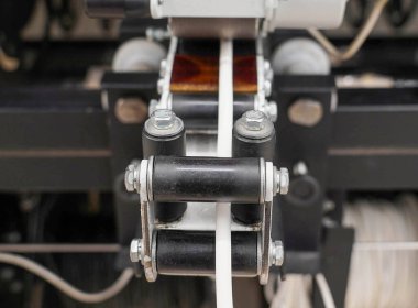 Siyah beyaz bir makinenin yakın plan fotoğrafı..