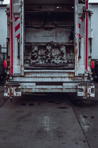 Vertikale Aufnahme Eines Lkw Von Hinten Mit Offenem Kofferraum — Stockfoto