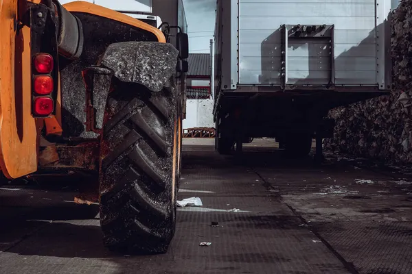 Foto Ett Stort Hjul Med Svart Däck Vid Traktor — Stockfoto