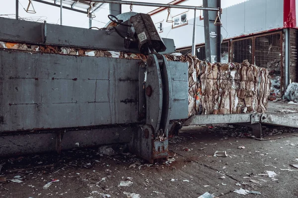Foto Des Gebäudes Auf Der Müllkippe Zwischen Müll Und Abfall — Stockfoto