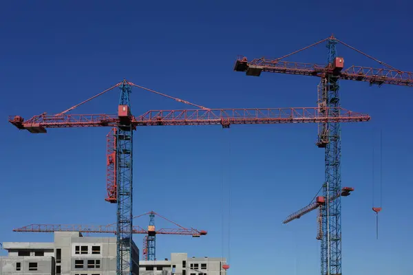 Proceso Construcción Una Casa Gris Junto Grúas Equipos Construcción Calle — Foto de Stock