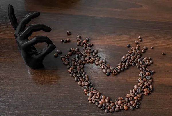 Foto Corazón Hecho Granos Café Una Mesa Madera Marrón Cerca — Foto de Stock