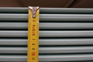 Sarı bir mezura fotoğrafı..