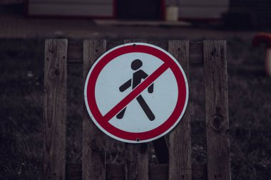 Tahta çitlerdeki insanlar için fotoğraf dur tabelası..