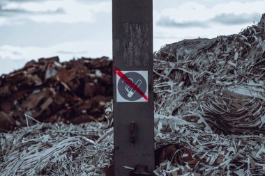 Çöplerin ve çöplerin fotoğrafında sigara içilmiyor işareti var..