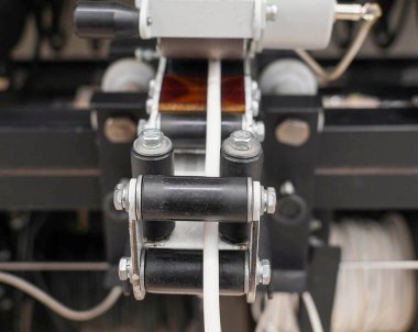 Siyah beyaz bir makinenin yakın plan fotoğrafı..