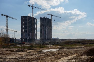 Çok katlı bina ve evlerin inşasının fotoğrafı..