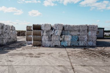 Çöplükteki büyük miktarda çöp ve çöpün fotoğrafı..