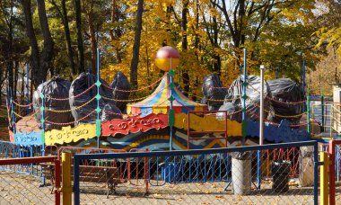  Kilitler zincirde asılı. Kale, birlikte uzun bir hayatın sembolü..