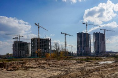 Çok katlı bina ve evlerin inşasının fotoğrafı..